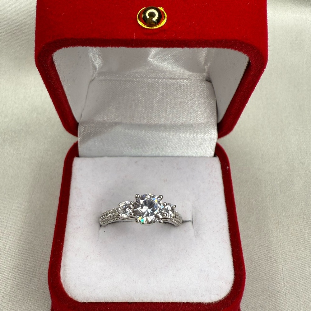 Elegant Silver Ring with Moisanite diamond - Picture 1 of 3